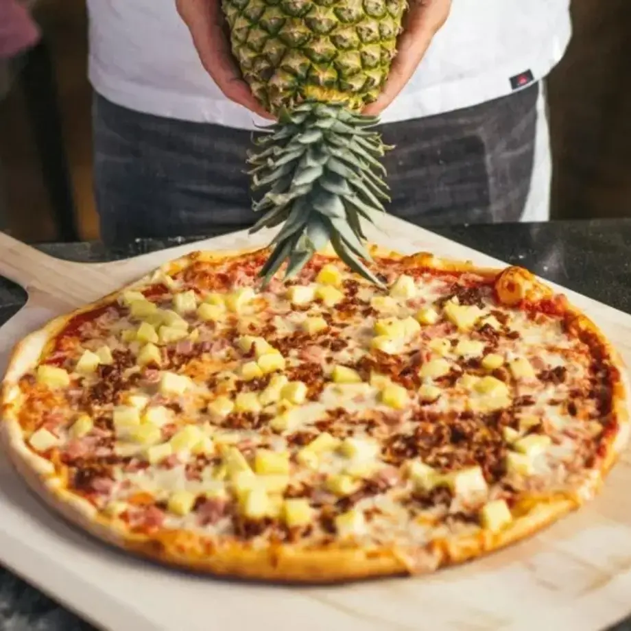 Pizza con ananas