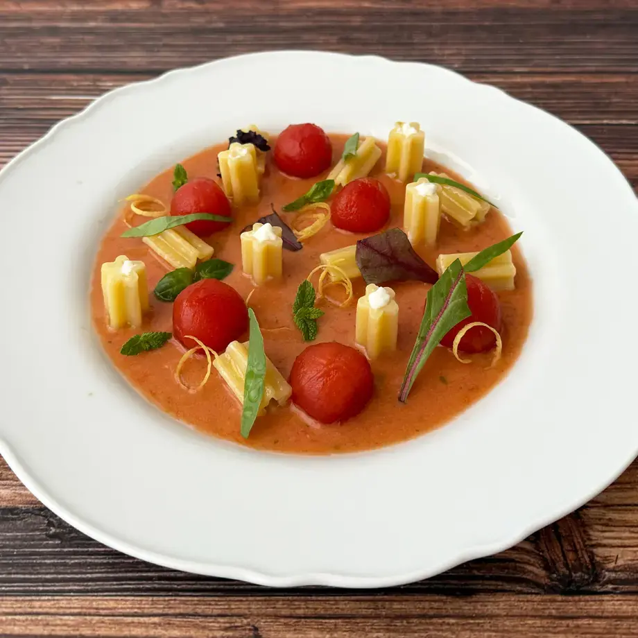 Stelle fredde con mozzarella di bufala, datterini e fragole