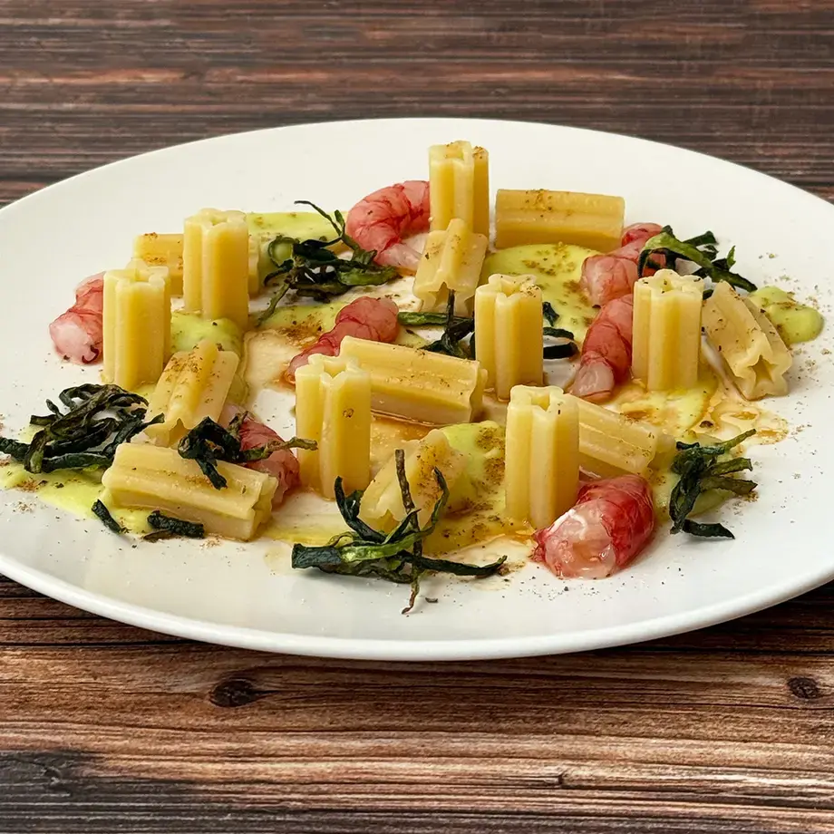 Pasta fredda con zucchini, dashi, gambero rosso e polvere di miso bianco