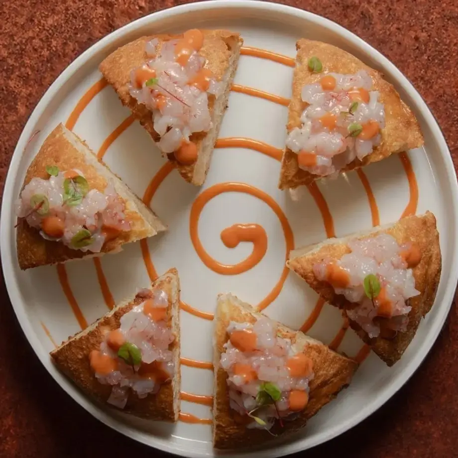 Pizza con stracciatella di bufala gambero rosso di Mazara, la sua bisque e perlage di passion fruit - Manuel Maiorano