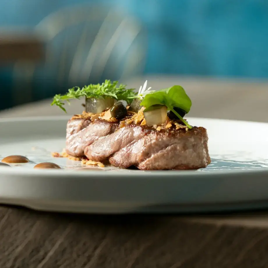 Tataki di ventresca, capperi canditi, cetrioli marinati e croccante di pane guttiau - Stefano De Gregorio