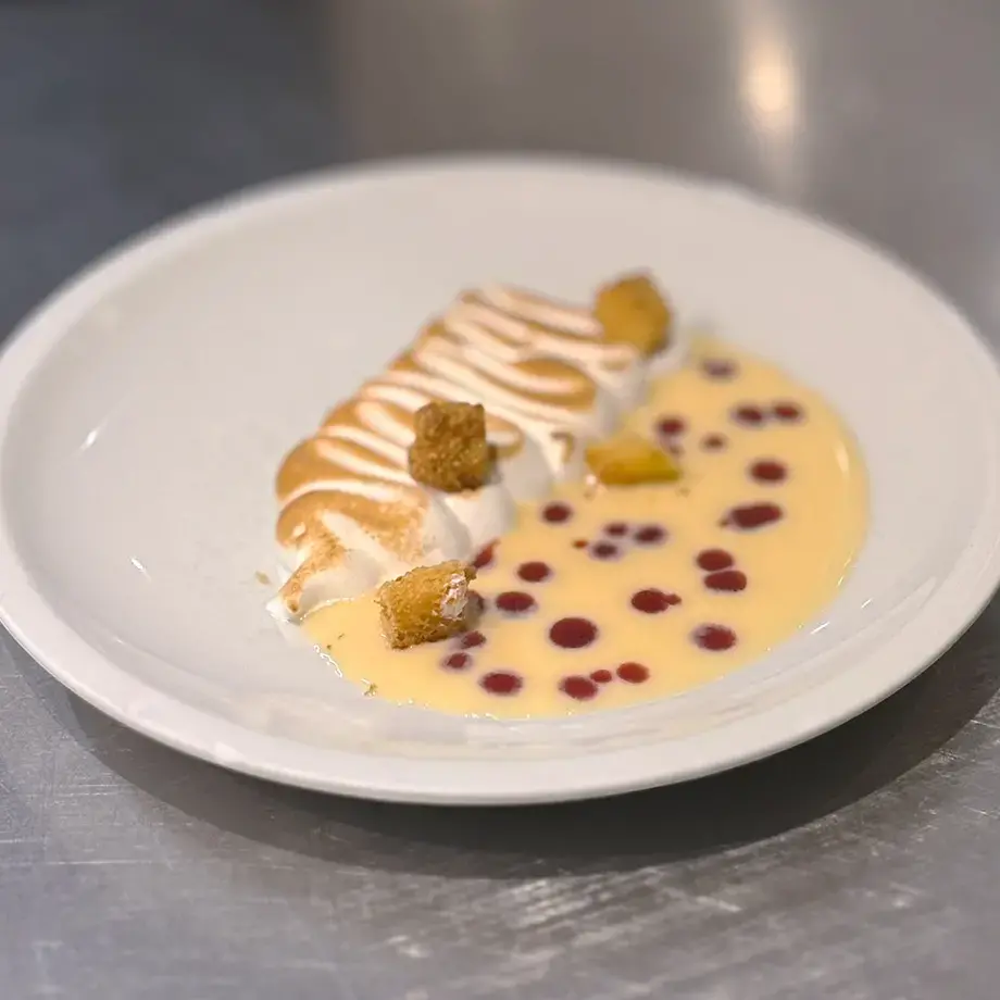 Meringa, pandoro e coulis di frutti rossi