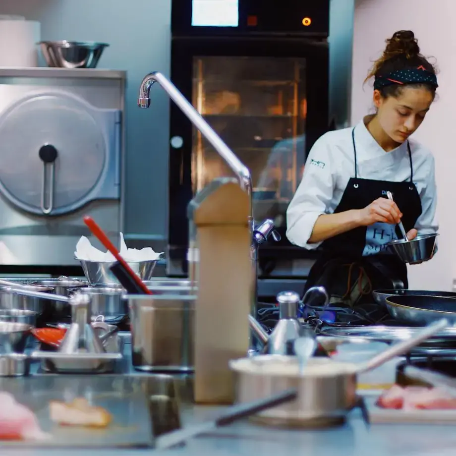 Una giovane chef in cucina