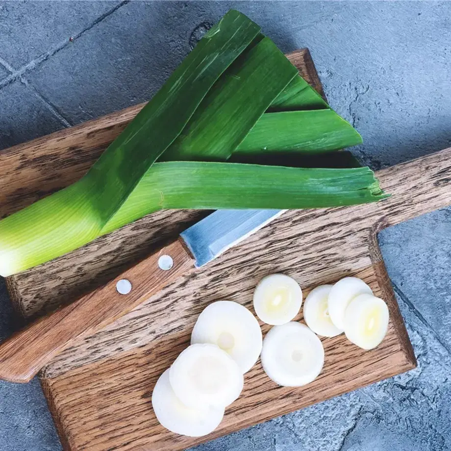 porri sul tagliere di legno iStock