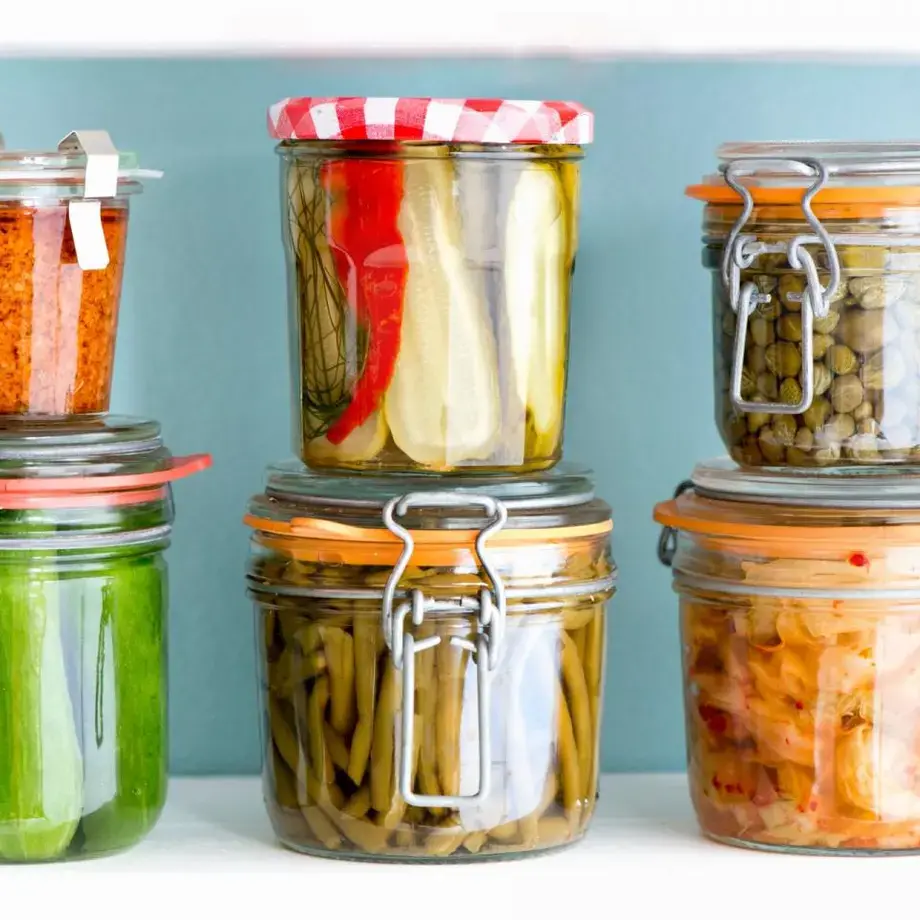 Diversi barattoli di sottaceti