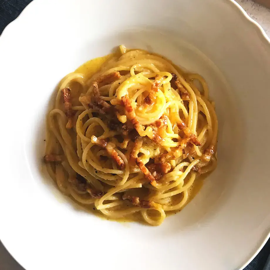 Un piatto di spaghetti alla carbonara