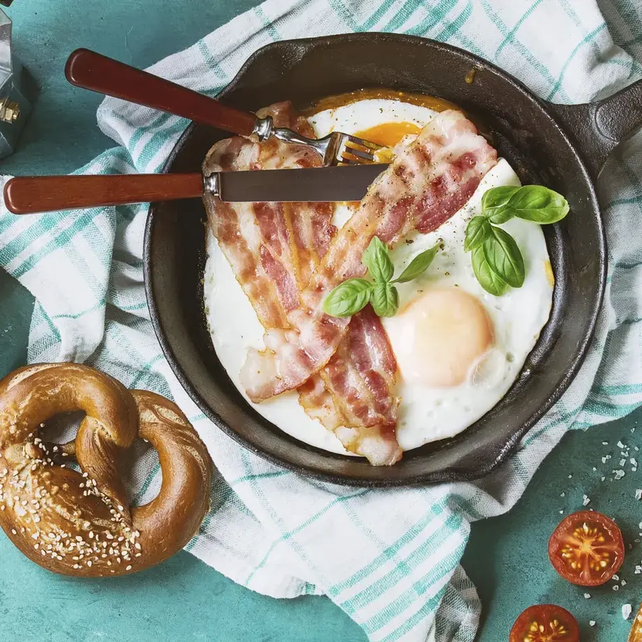 uova all'occhio di bue in padella con bacon colazione americana salata