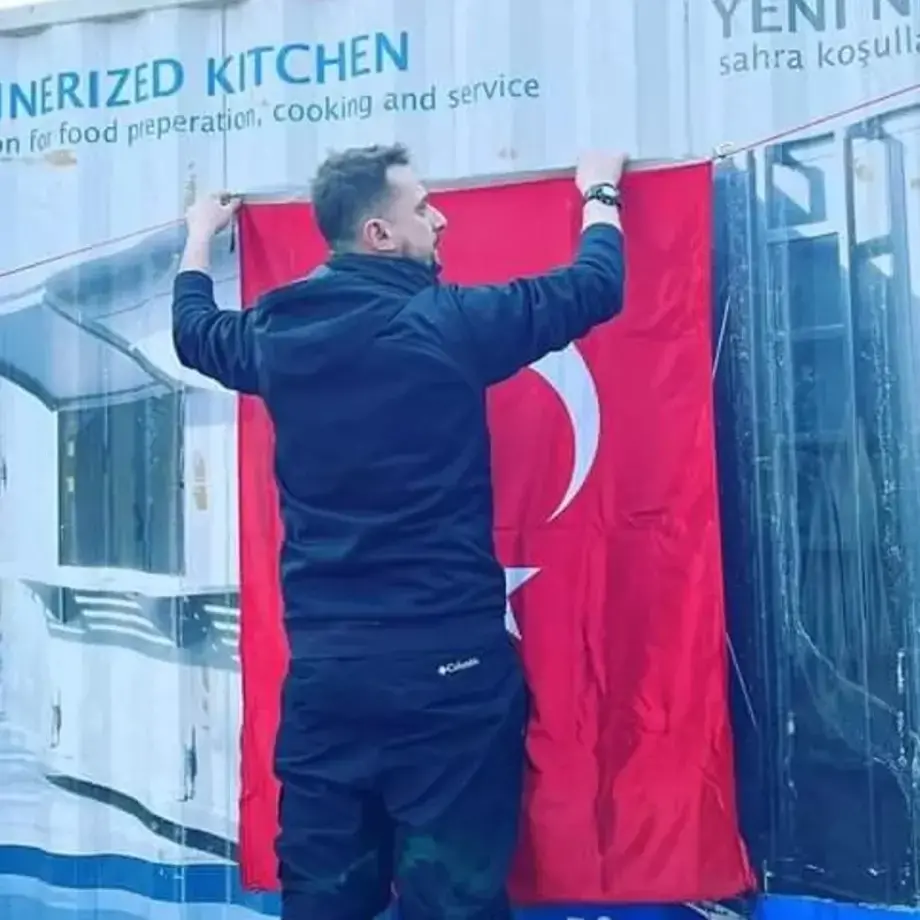 Terremoto in Turchia: intervista allo chef Fatih Tutak, partito per cucinare tra gli sfollati