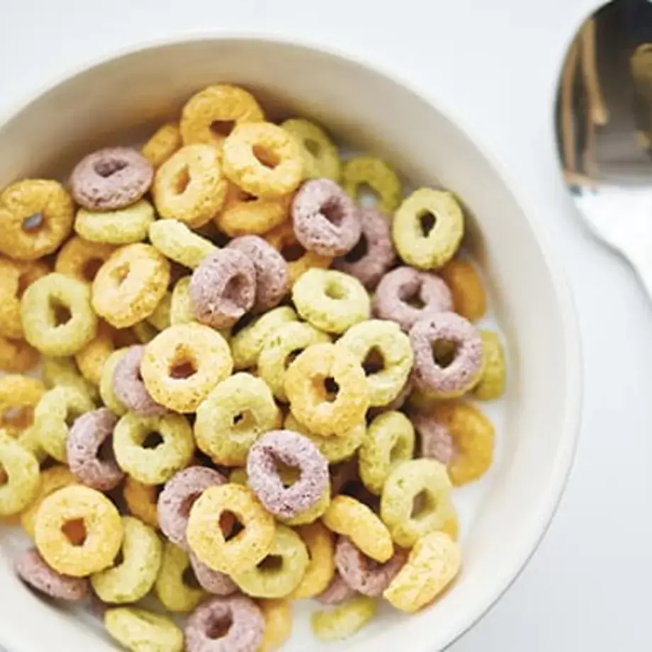 Tazza con latte e cereali zuccherati