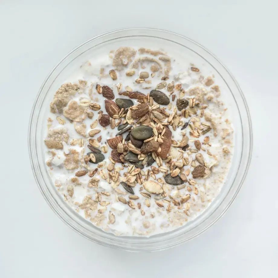 Ciotola di yogurt skyr con cereali e semi