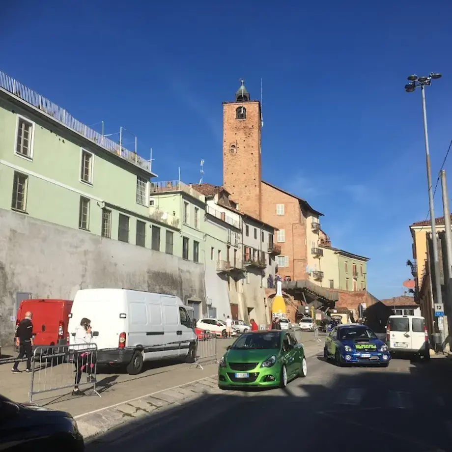 PIAZZA DEL MERCATO (si trova sotto i bastioni dell'antica città fortificata)