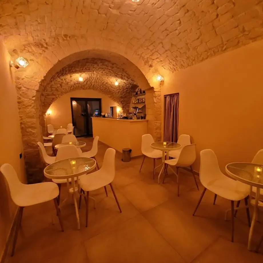 Shake cocktail bar and coffee