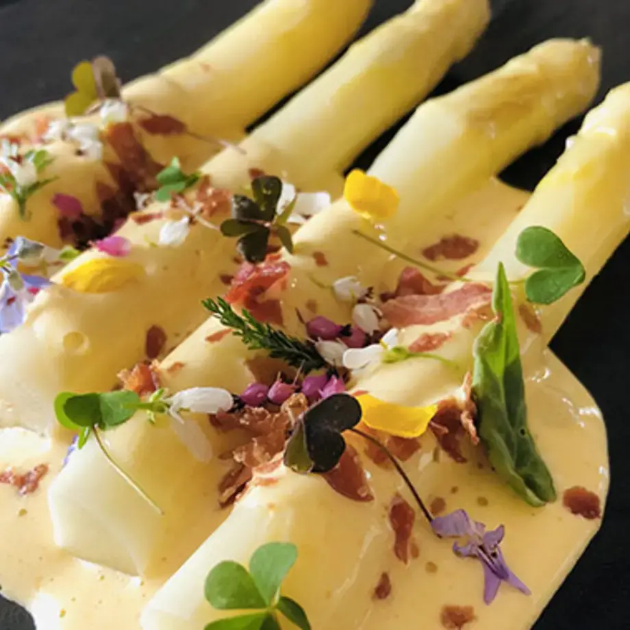 Asparagi bianchi, zabaione al passito e crumble di prosciutto di Alessandro Bergamo