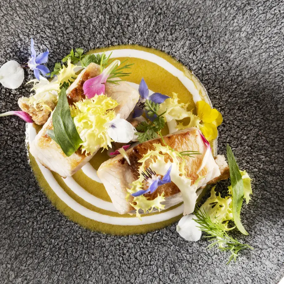 Ricetta Ricciola alla brace, pomodoro giallo, taralli, erbe e fiori