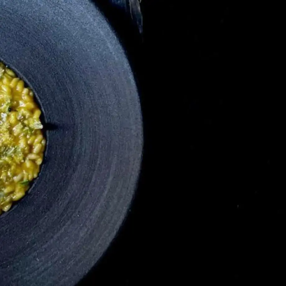 La ricetta del Risotto con corallo di capasanta e lattuga di mare dello chef Valerio Serino di Tèrra Restaurant Copenaghen