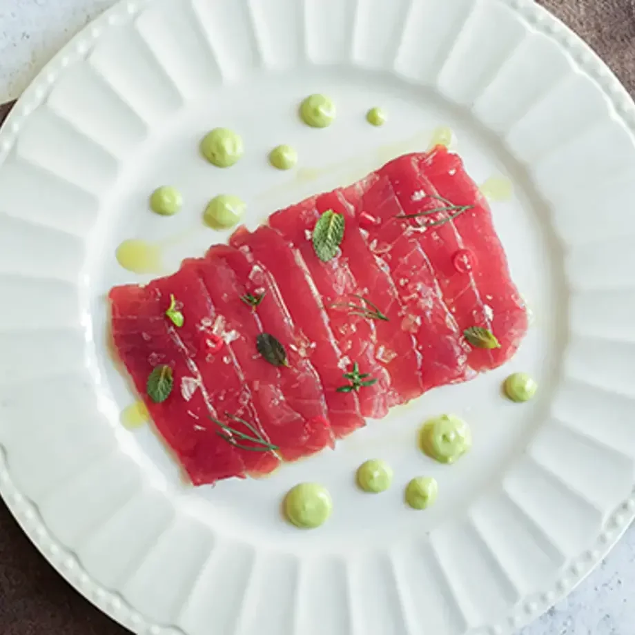 carpaccio di tonno con maionese di avocado