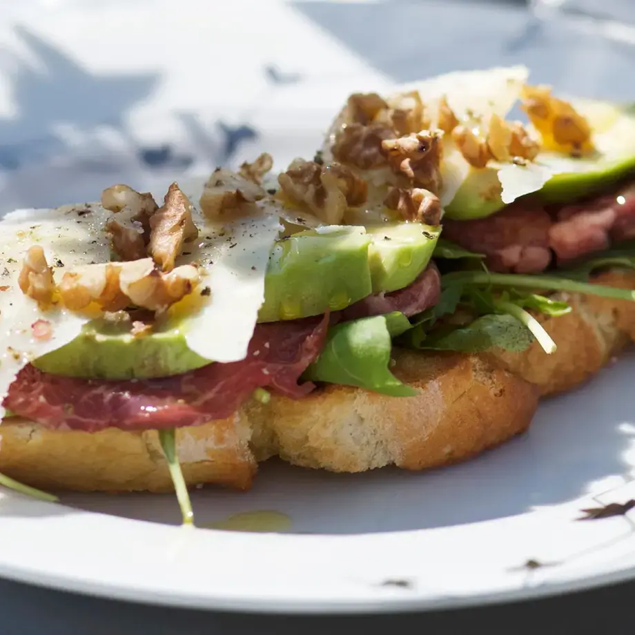 crostini-carpaccio-rucola-avocado-noce-parmigiano