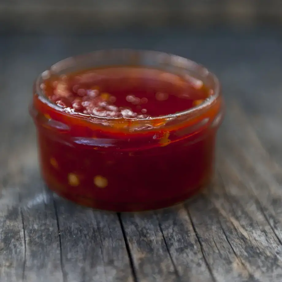 Marmellata di peperoncino piccante in vasetto di vetro