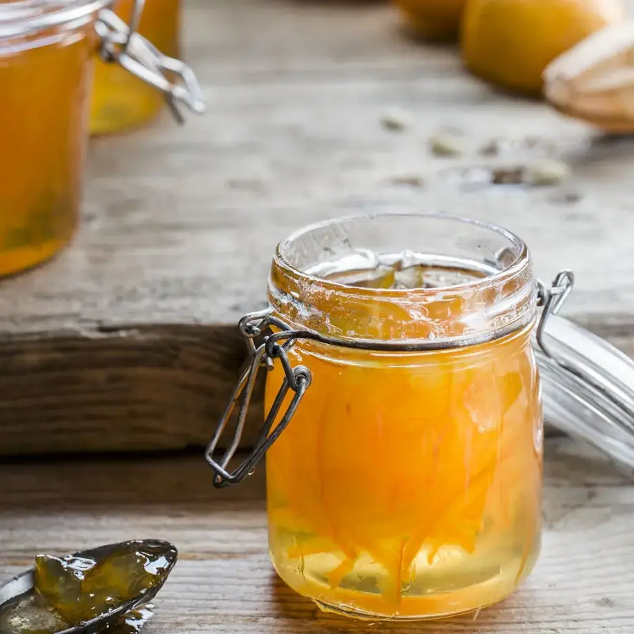 Barattolo in vetro con marmellata di mandarini