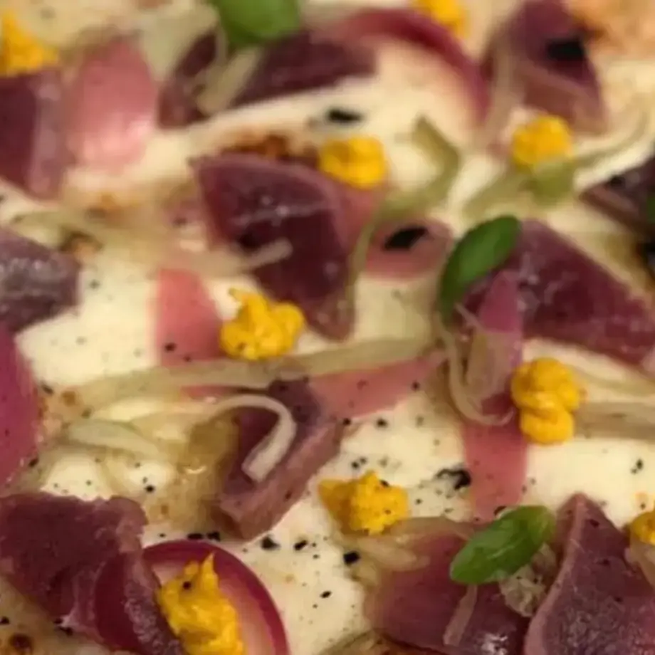 pizza-con-tataki-tonno-cipolla