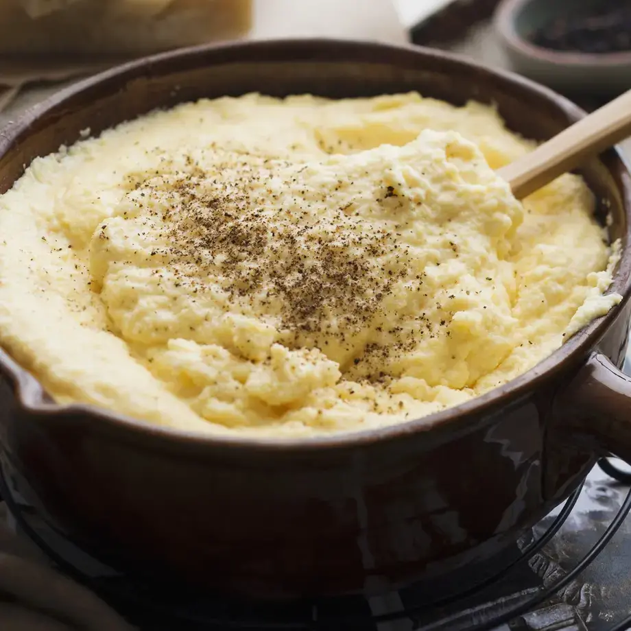 Polenta concia in tegame di coccio con pepe