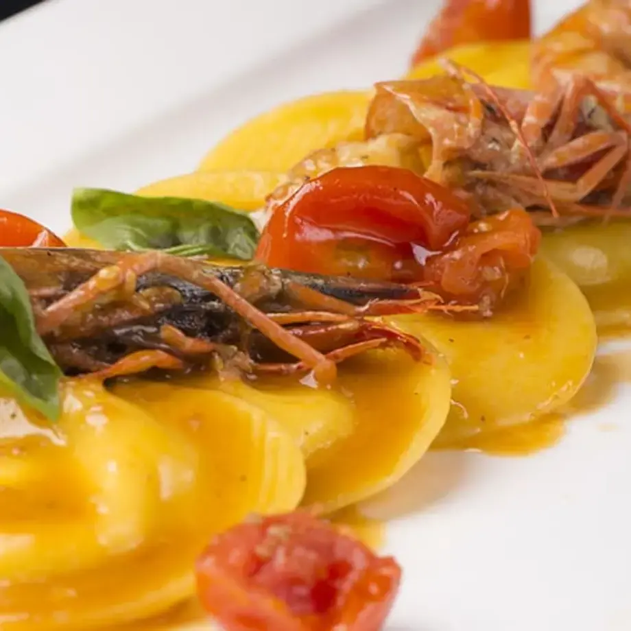 Ravioli ripieni di burrata con pomodorini e gambero viola di Gallipoli