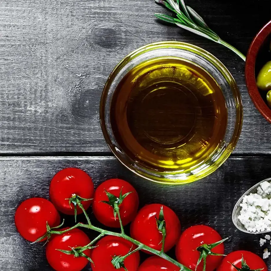 Sfere di acqua di pomodoro e olio d'oliva ChatGPT