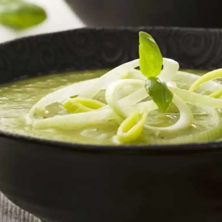 Piatto di vellutata di zucchine con patate e porri