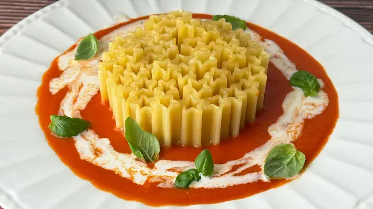 Stelle garofalo condite e servite al centro del piatto, secondo la ricetta di Paolo Griffa