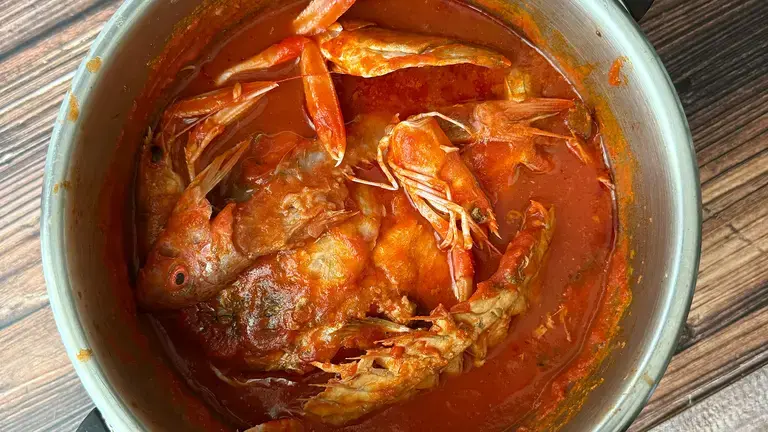 Preparazione del cacciucco per la ricetta di Tizzanini