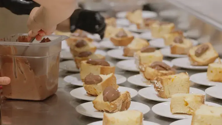 Colomba con mousse di cioccolato, banane e riccioli di cioccolato