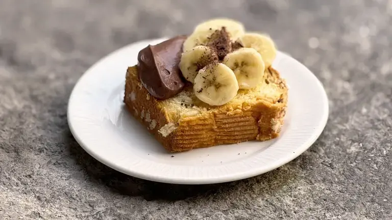 Colomba con mousse di cioccolato, banane e riccioli di cioccolato