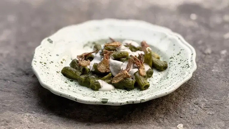 Tortiglioni con crema di verdure, fonduta e carciofi fritti