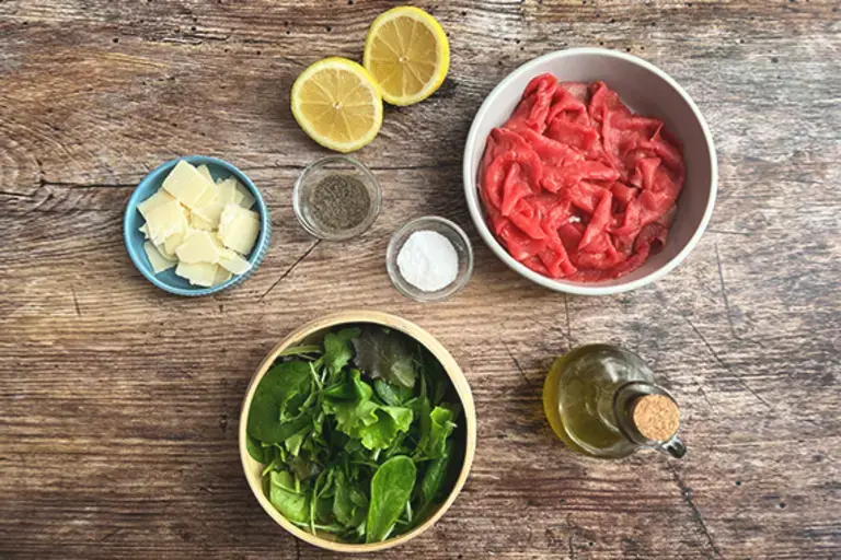 carpaccio di manzo con rucola e grana