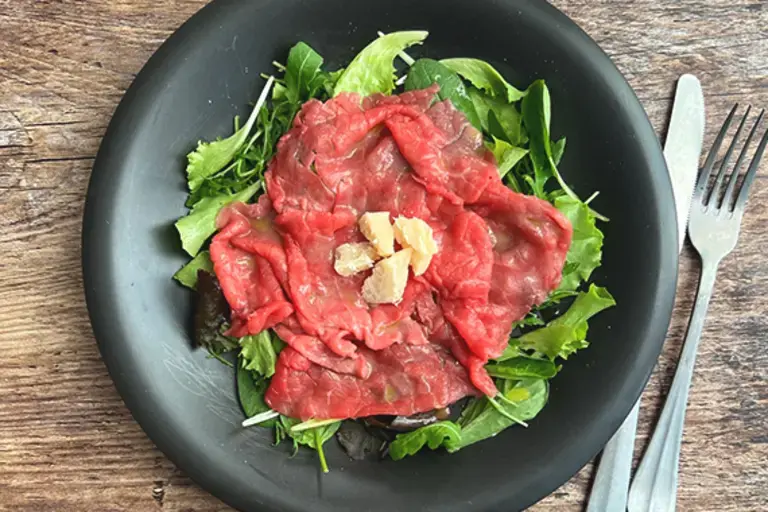 carpaccio di manzo con rucola e grana