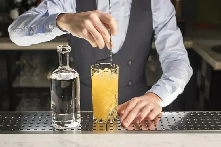 mescolare con il barspoon