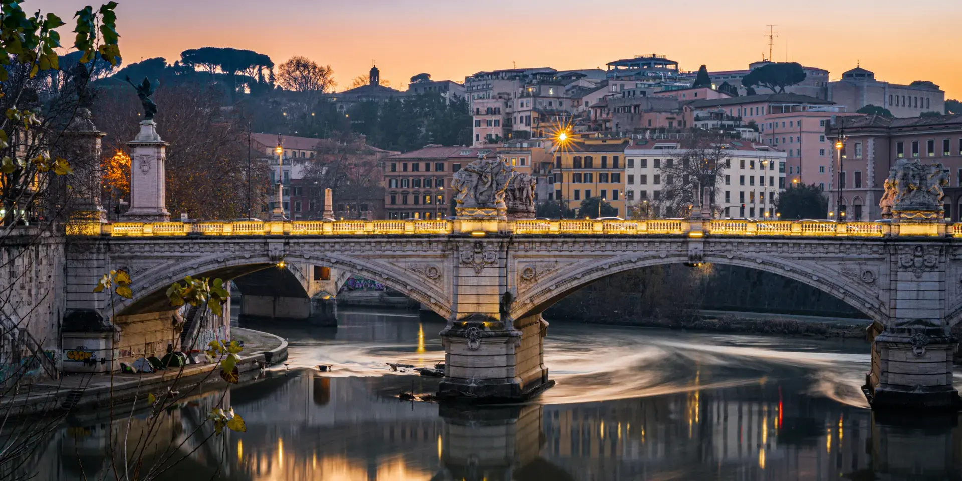 fotografia architettonica del ponte in cemento grigio