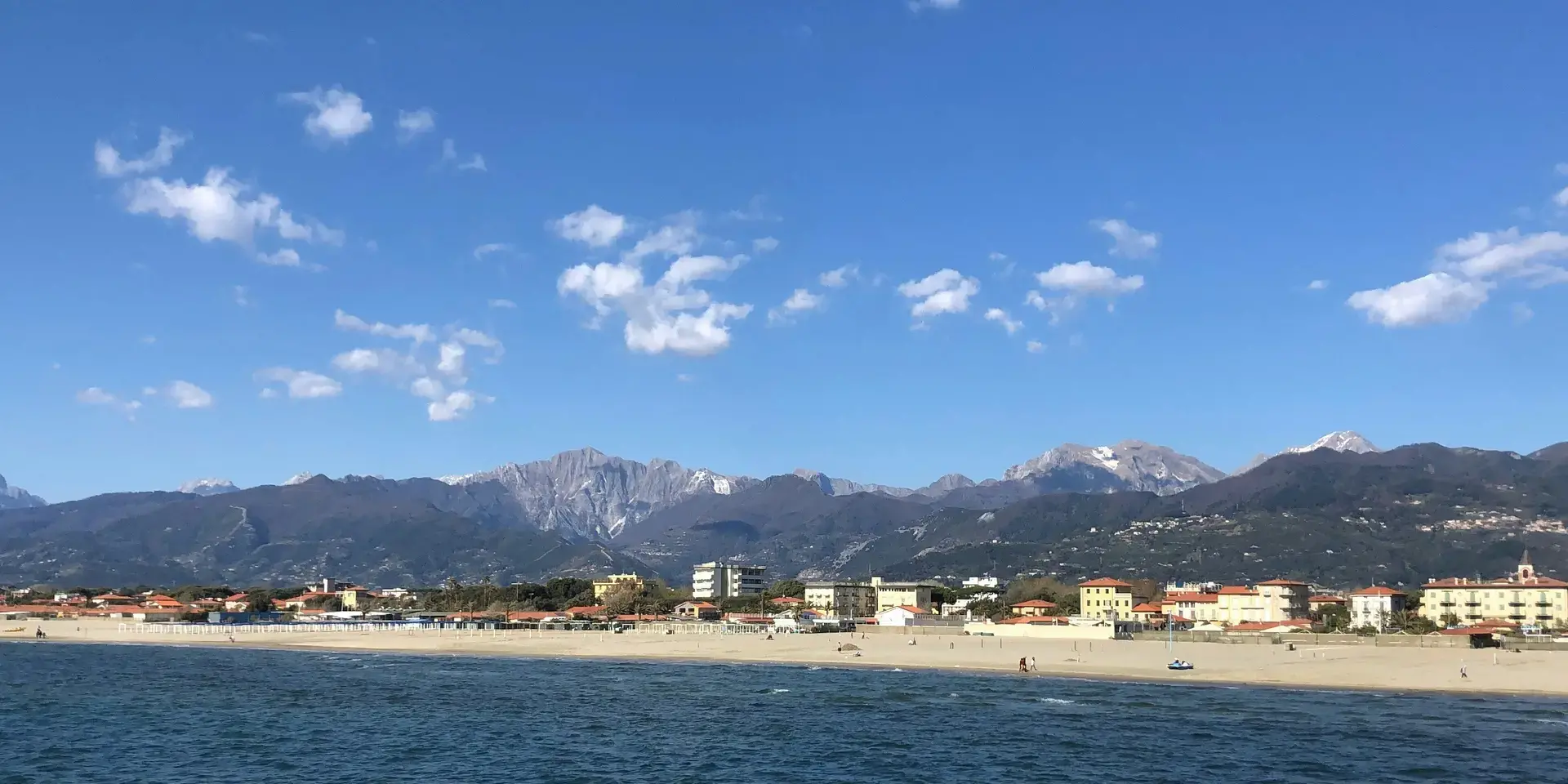 una vista di una spiaggia con le montagne sullo sfondo