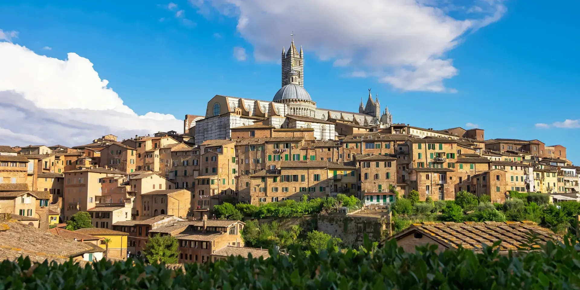 edifici in cemento marrone e bianco sotto il cielo blu durante il giorno