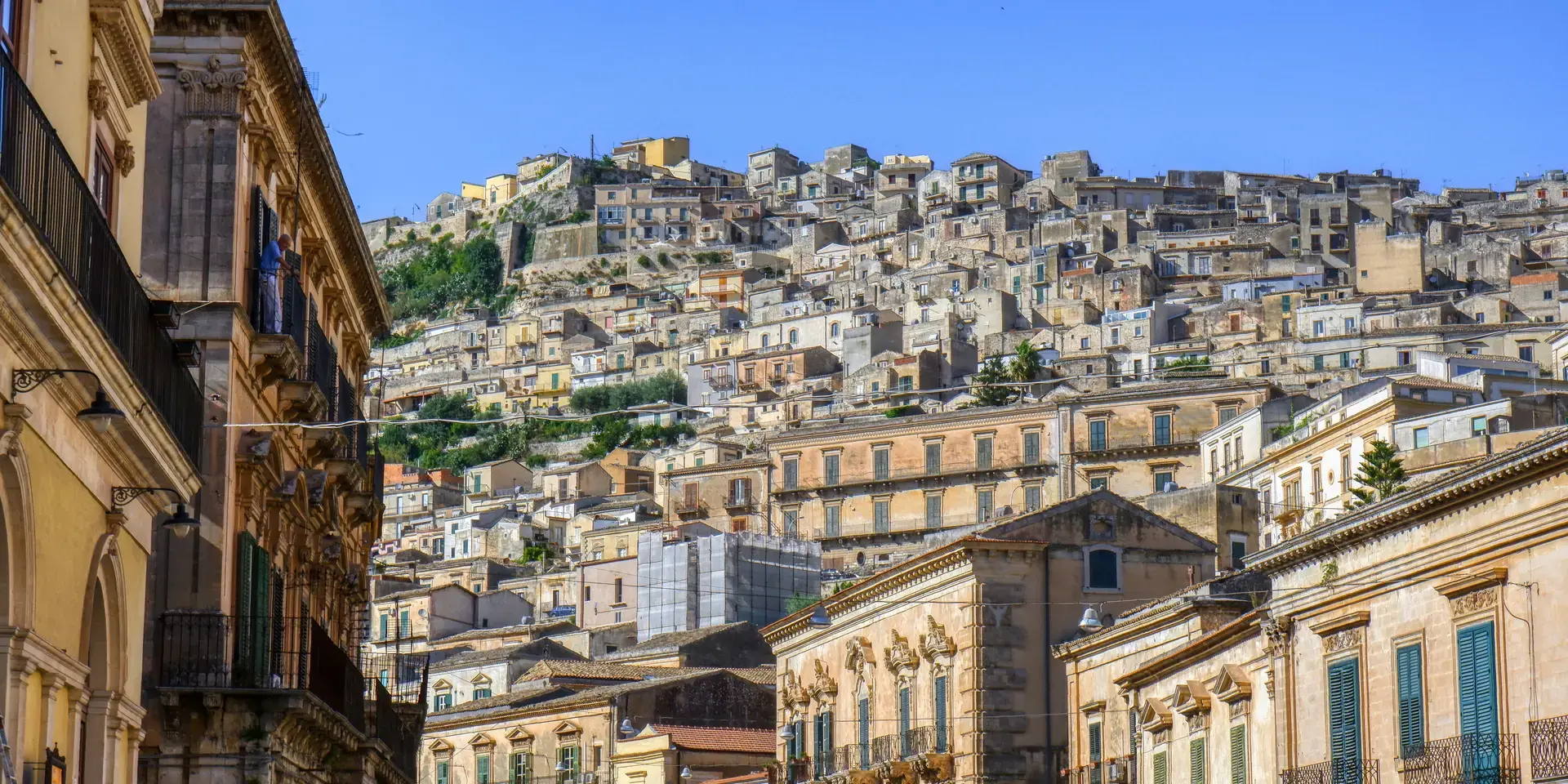 edificio in cemento marrone sotto il cielo blu durante il giorno