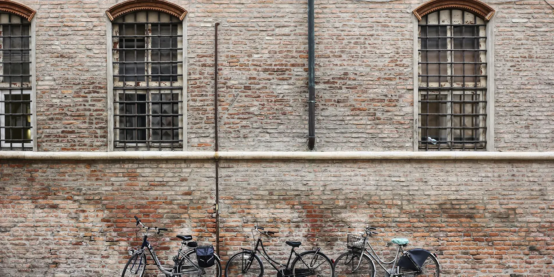 tre biciclette parcheggiate