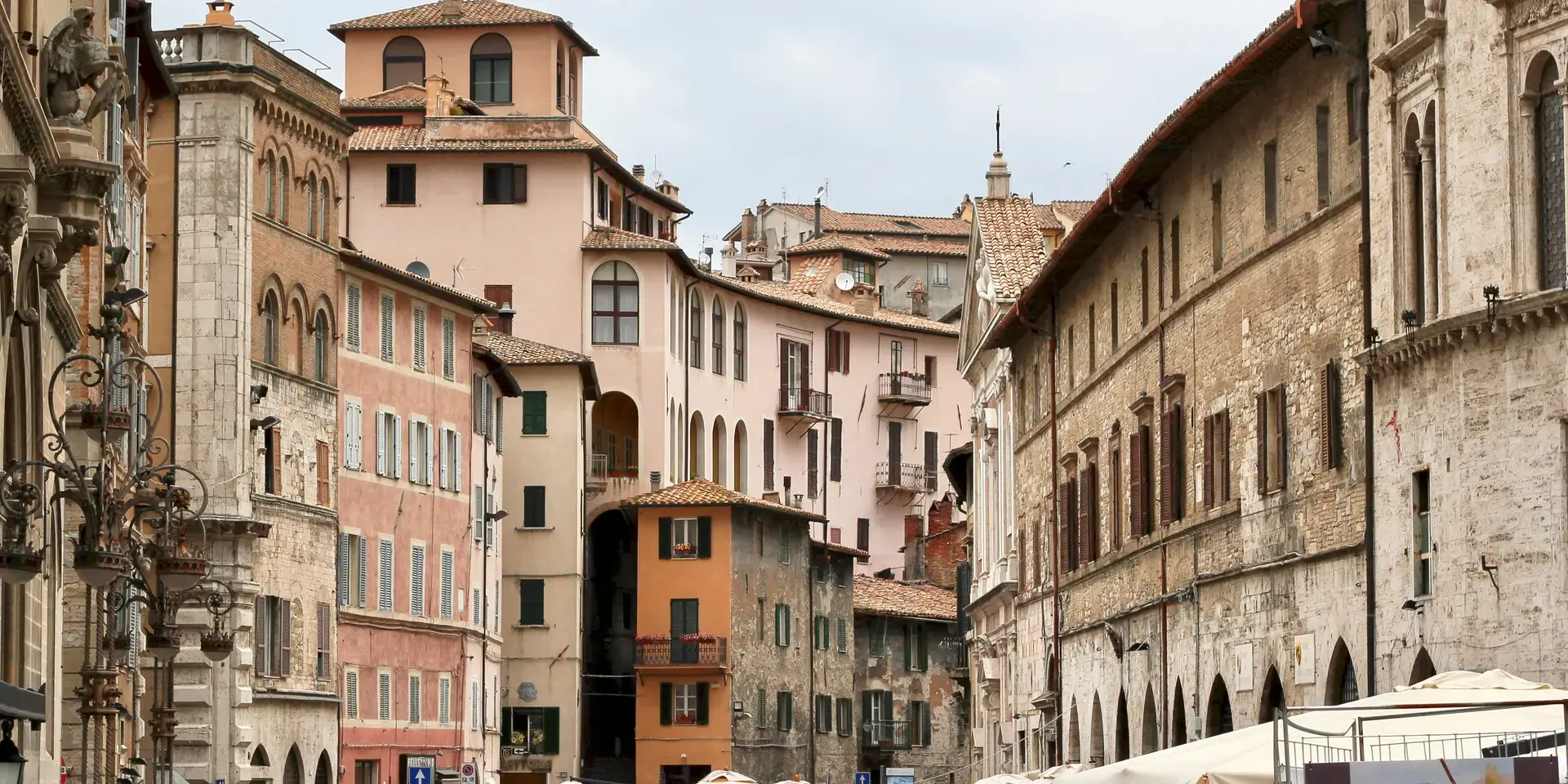 edifici in cemento marrone durante il giorno