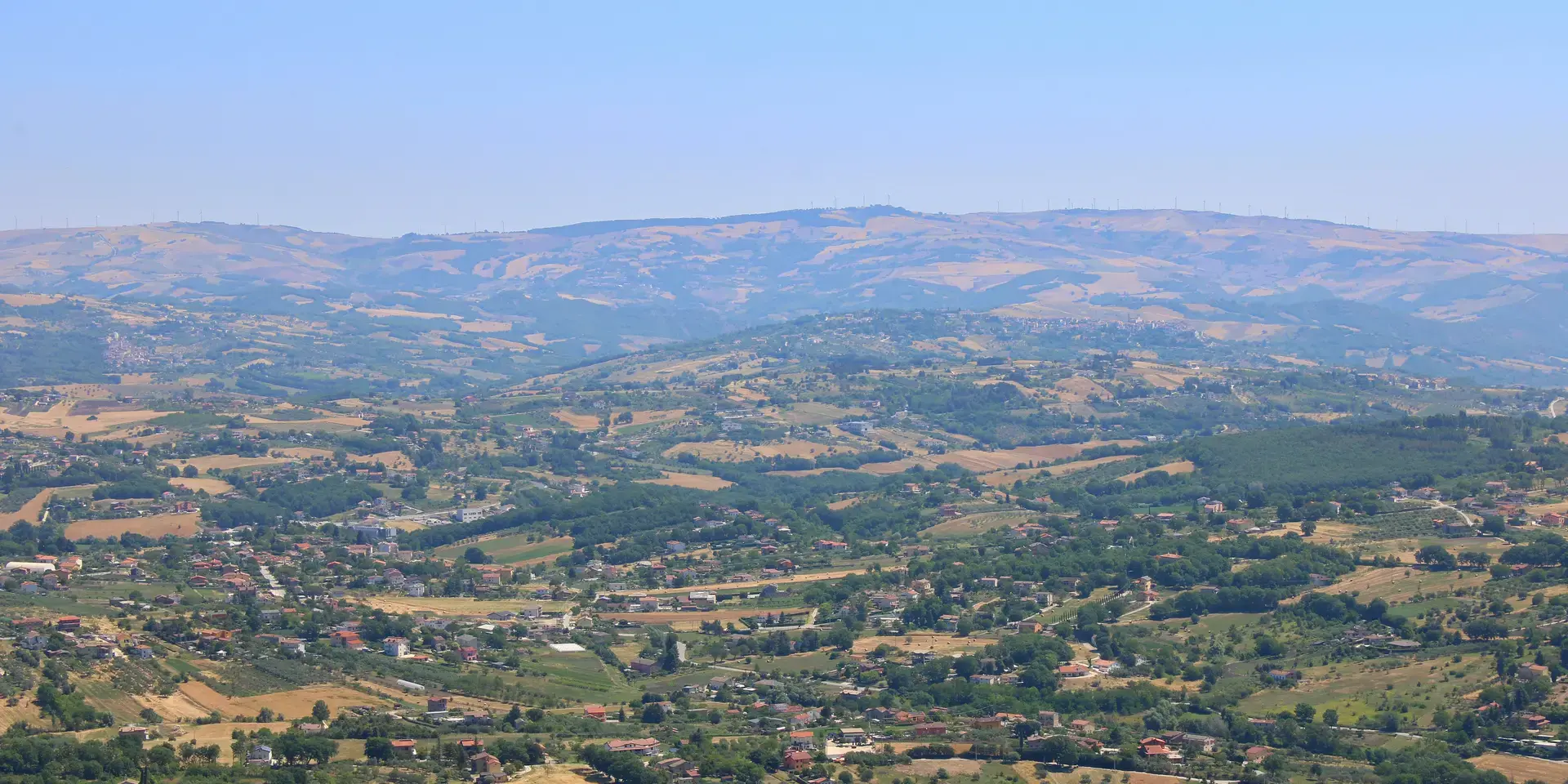 Una veduta aerea di una valle con una montagna sullo sfondo