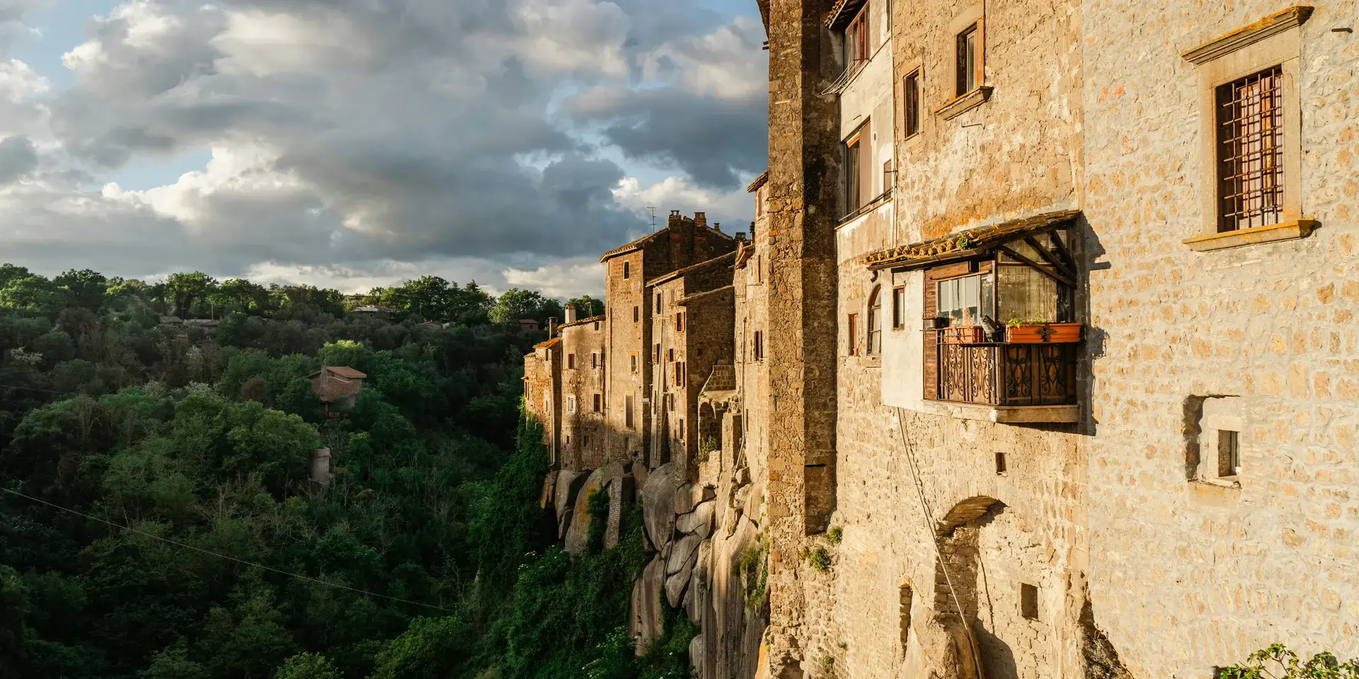 un edificio in pietra con un balcone sul lato