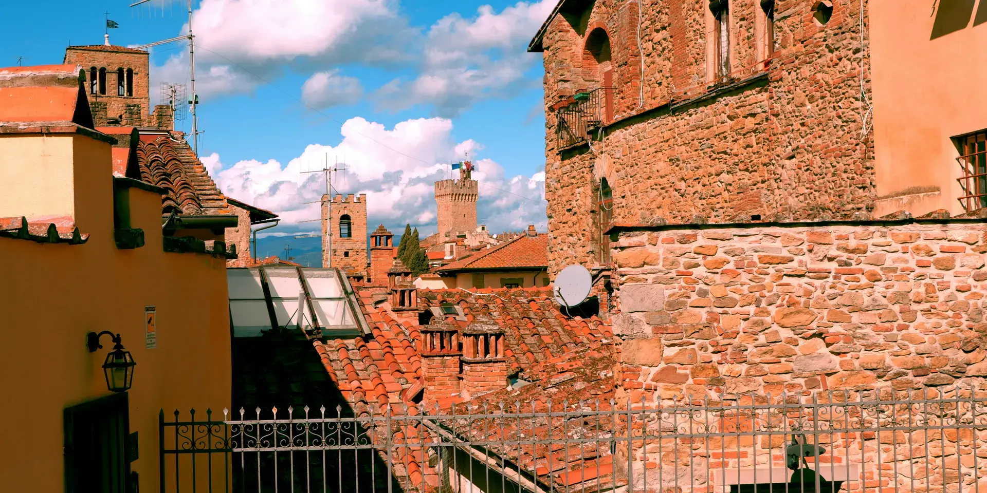 edificio in mattoni marroni sotto il cielo blu durante il giorno