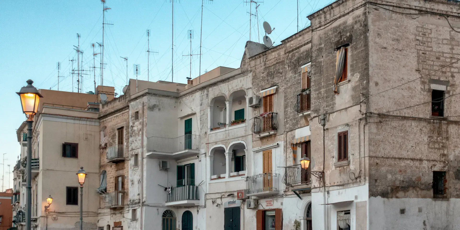 Un gruppo di motociclette parcheggiate davanti a un edificio