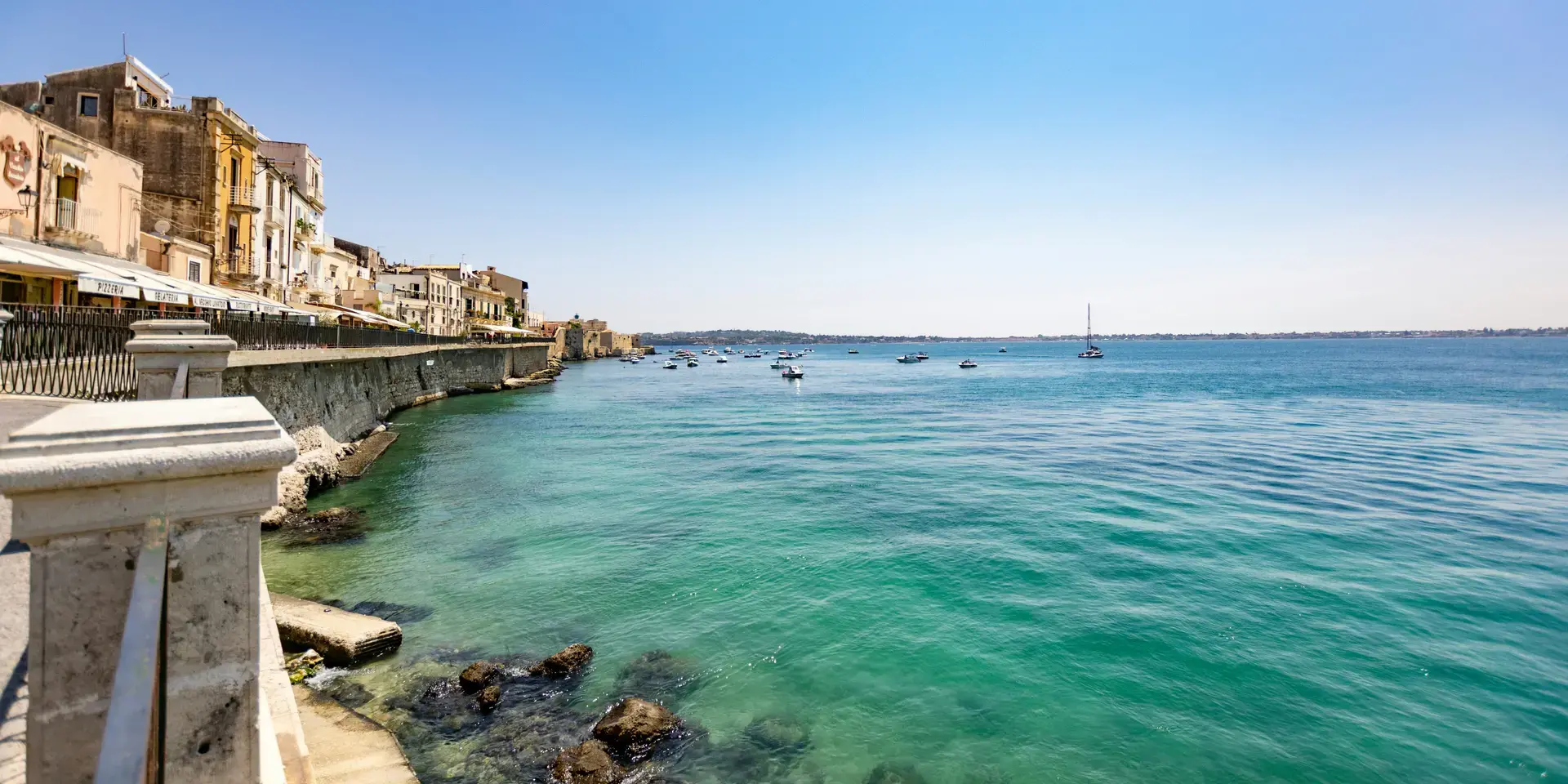 Scenario del ponte sul mare