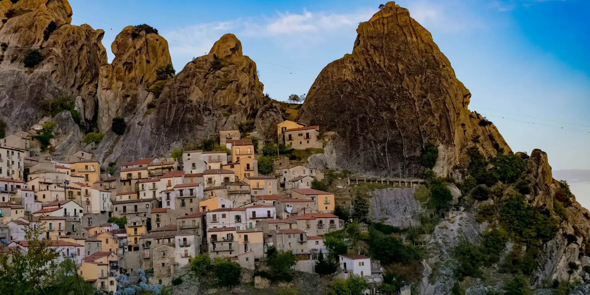 Un piccolo villaggio adagiato sul fianco di una montagna