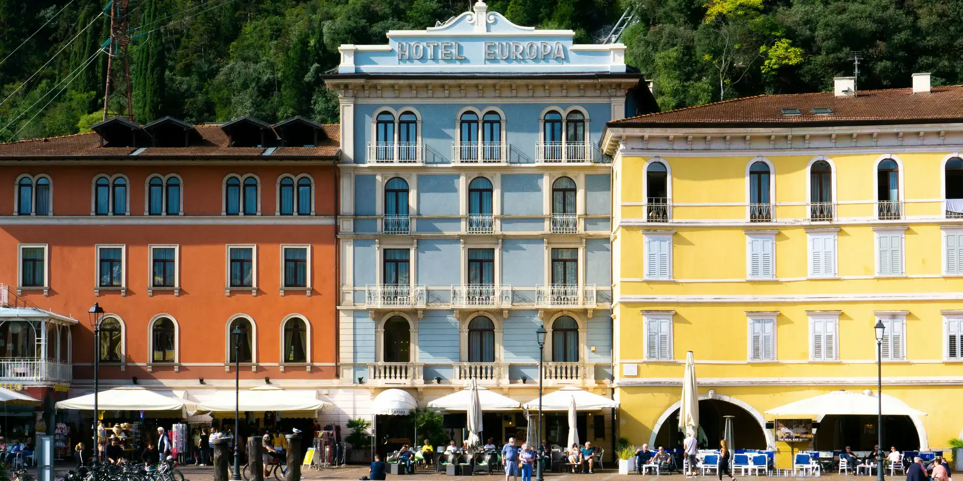 un gruppo di edifici con persone che camminano intorno