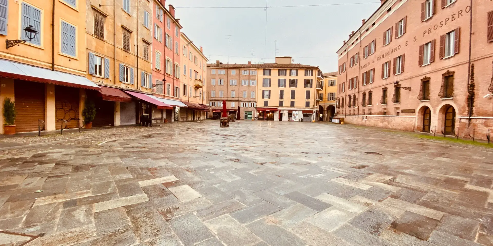 edificio in cemento marrone e bianco durante il giorno